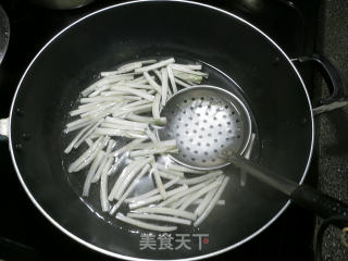 凉拌木耳白菜丝的做法步骤：2