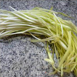 韭菜芽回锅小素鸡的做法步骤：1