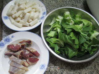 腊鸭腿青菜煮年糕的做法步骤：1