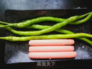 尖椒炒火腿肠的做法步骤：1