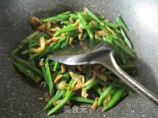 榨菜丝炒油豆角的做法步骤：4