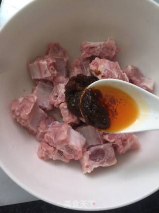 沙嗲排骨蒸白萝卜的做法步骤：2
