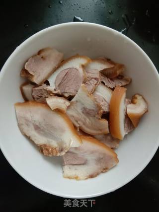 香菜炒猪鼻的做法步骤：2
