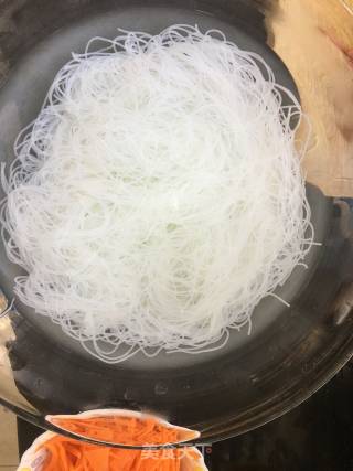 炒米粉的做法步骤：4