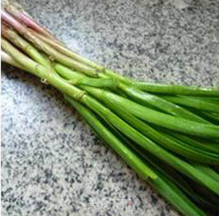 大蒜炒小油豆腐的做法步骤：1