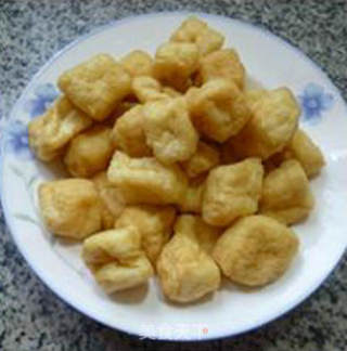大蒜炒小油豆腐的做法步骤：2