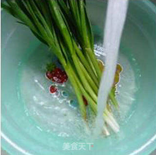 大蒜炒小油豆腐的做法步骤：3
