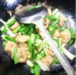 大蒜炒小油豆腐的做法步骤：8