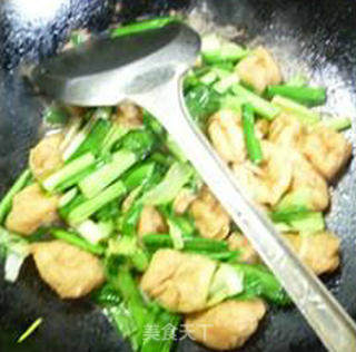 大蒜炒小油豆腐的做法步骤：10