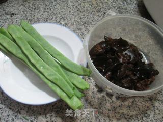 黑木耳炒油豆角的做法步骤：1