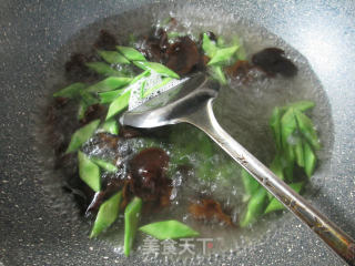黑木耳炒油豆角的做法步骤：3