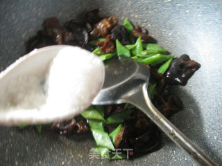 黑木耳炒油豆角的做法步骤：6