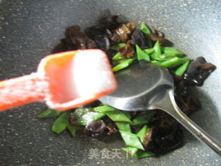 黑木耳炒油豆角的做法步骤：7