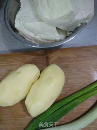 土豆炖豆腐的做法步骤：1