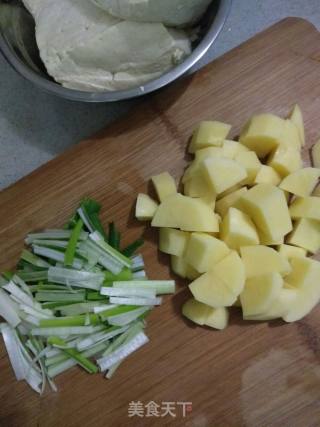 土豆炖豆腐的做法步骤：2