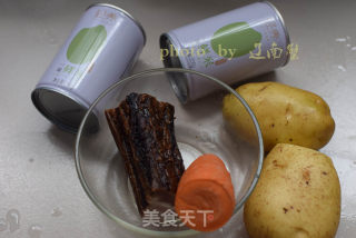 腊肉土豆焖饭的做法步骤：1