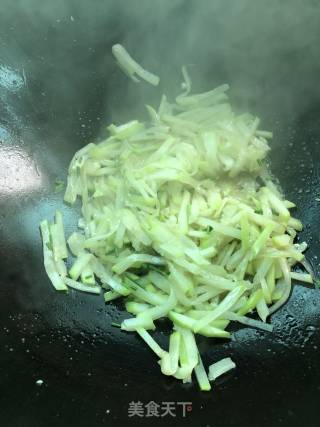 清炒葫芦丝的做法步骤：4