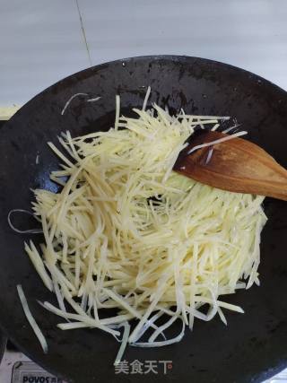 韭菜土豆丝的做法步骤：4