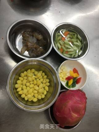 西芹白果炒虾仁的做法步骤：1
