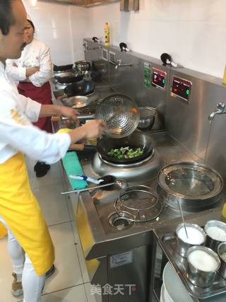 西兰花白玉菇炒肉片的做法步骤：3