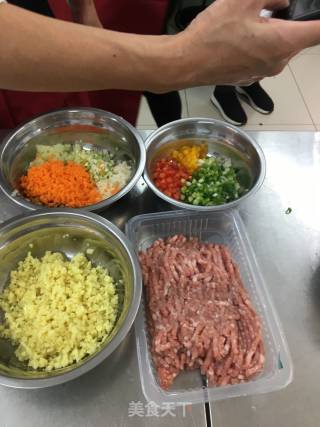 马蹄香芹蒸肉丸的做法步骤：1