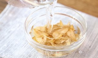 秋天嗓子干？来份又润又暖的秋梨膏！的做法步骤：1
