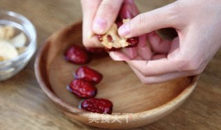 秋天嗓子干？来份又润又暖的秋梨膏！的做法步骤：2