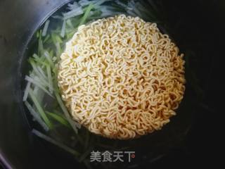 萝卜丝方便面的做法步骤：4
