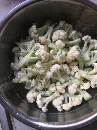 番茄炒花菜的做法步骤：1