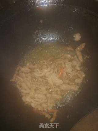 红萝卜丝炒肉的做法步骤：2