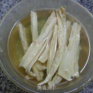 葱油腐竹的做法步骤：1