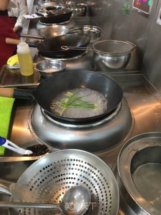 青椒洋葱炒墨鱼仔的做法步骤：2