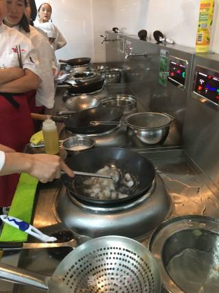 青椒洋葱炒墨鱼仔的做法步骤：3