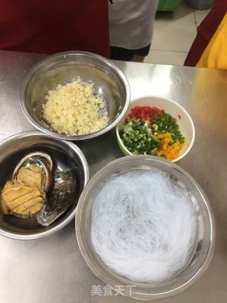 蒜蓉粉丝蒸鲍鱼的做法步骤：1