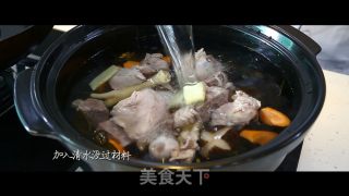 海带骨头汤的做法步骤：2