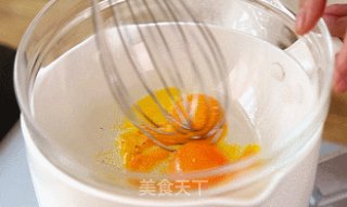 这颗会爆汁的班尼迪克蛋，营养与颜值集一身的早餐的做法步骤：2