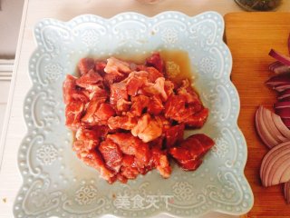 洋葱炒牛肉粒的做法步骤：3