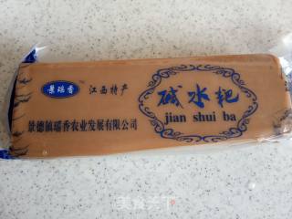 爆炒碱水粑的做法步骤：1