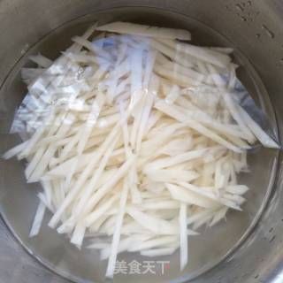 韭菜炒莲藕的做法步骤：2