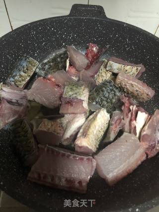 啤酒炖鱼的做法步骤：2