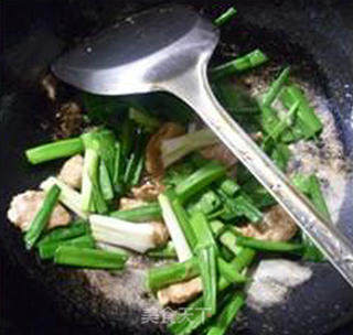 瘦肉大蒜炒年糕的做法步骤：9