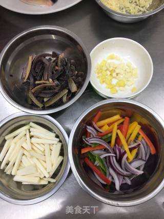 茭白青椒洋葱炒鳝片（丝）的做法步骤：1