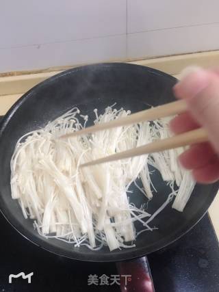 烧烤味金针菇的做法步骤：3