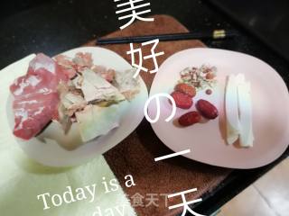 鲜鳄鱼龟龟板瘦肉炖汤的做法步骤：1