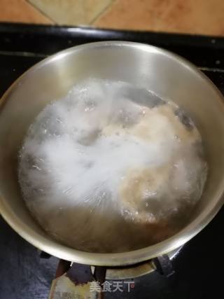 鲜鳄鱼龟龟板瘦肉炖汤的做法步骤：2