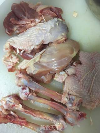 辣椒炒鸡肉的做法步骤：1