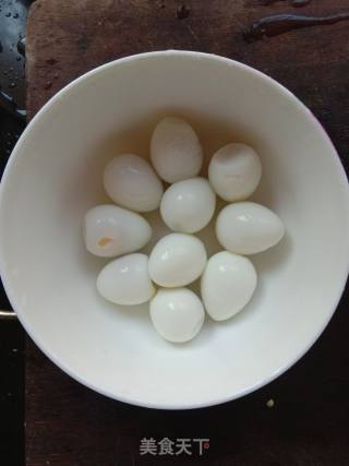 鹌鹑蛋土豆油皮烧肉的做法步骤：2