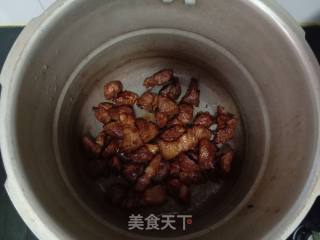 鹌鹑蛋土豆油皮烧肉的做法步骤：8