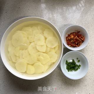 酸辣洋芋片儿的做法步骤：1