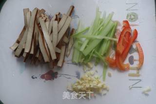 芹菜炒豆干的做法步骤：2